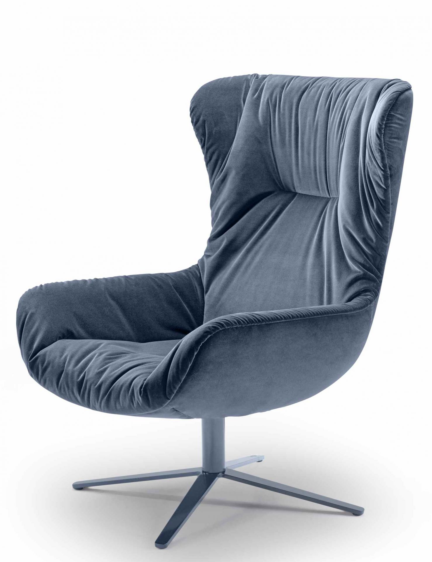 Blauer Leya Ohrensessel von Freifrau Manufaktur mit Samtbezug und Drehfuß. Moderner Sessel für Wohnzimmer.
