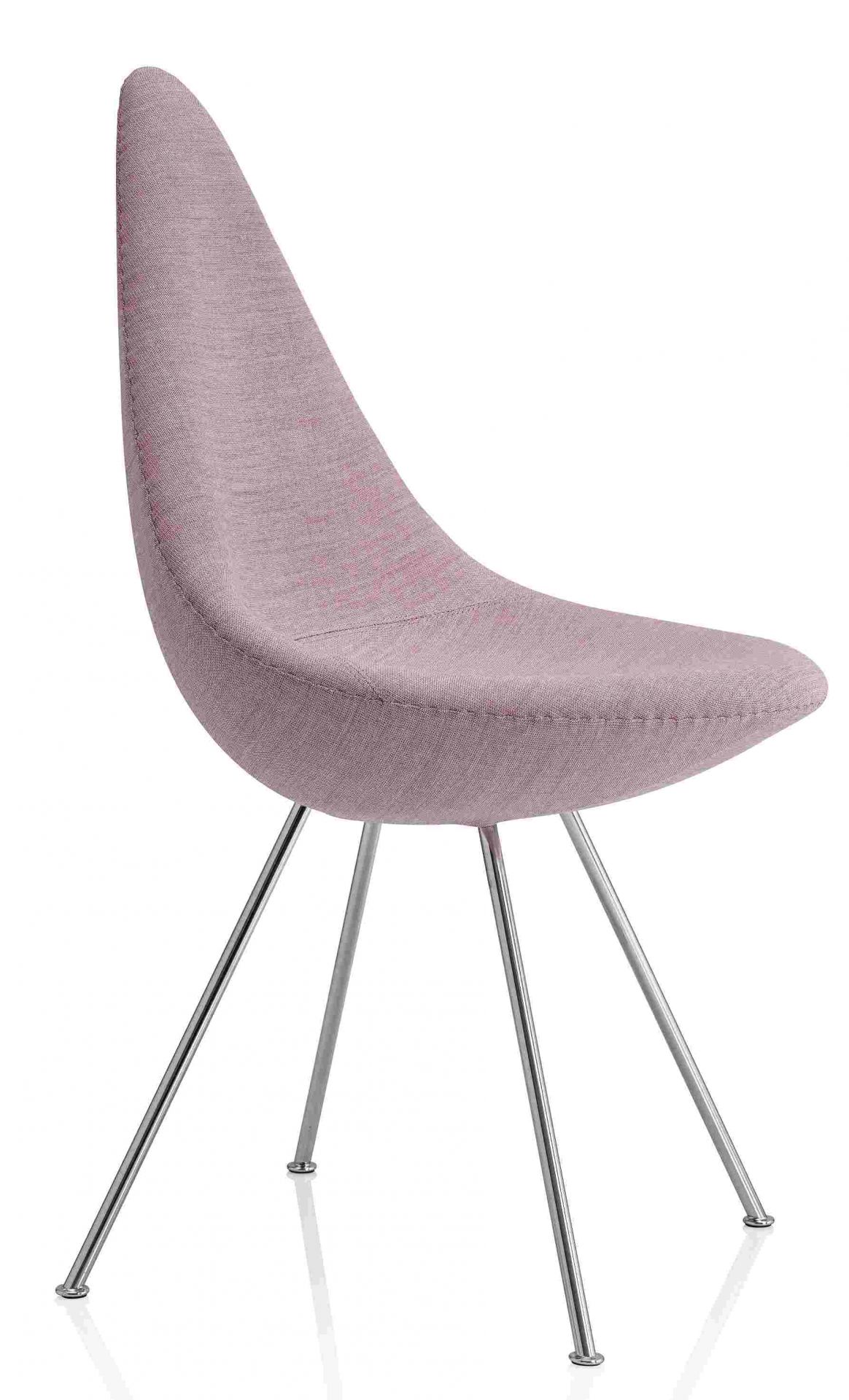 Drop Stuhl von Fritz Hansen, hellrosa Stoffbezug, filigrane Chrombeine, modernes Design für Wohnzimmer und Büro.