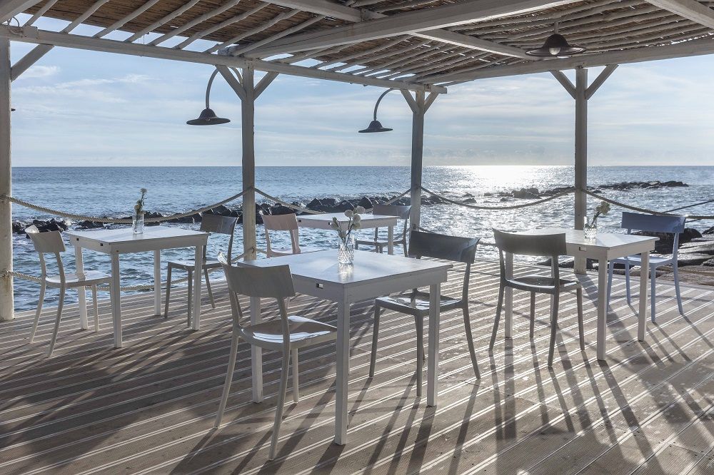 Catwalk Stuhl von Kartell, schwarzer Design Stuhl für den Innen- und Außenbereich.