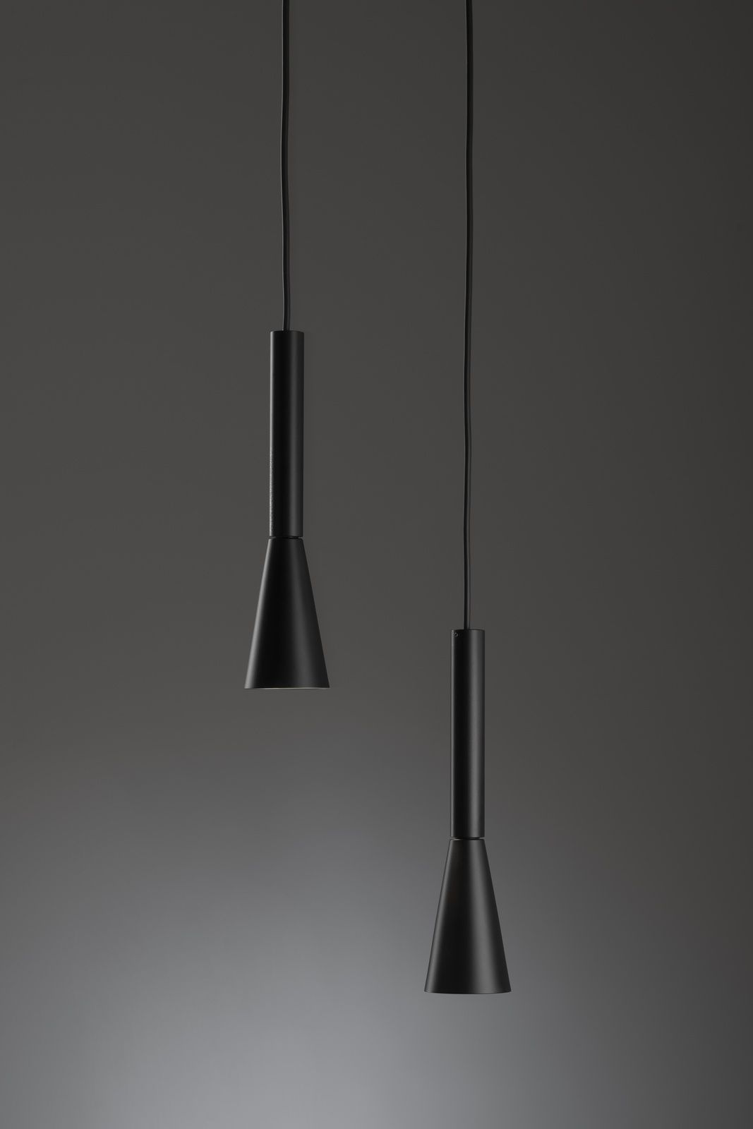 Zwei schwarze Colibrì Pendelleuchten von Martinelli Luce, minimalistisches Design für moderne Innenräume.