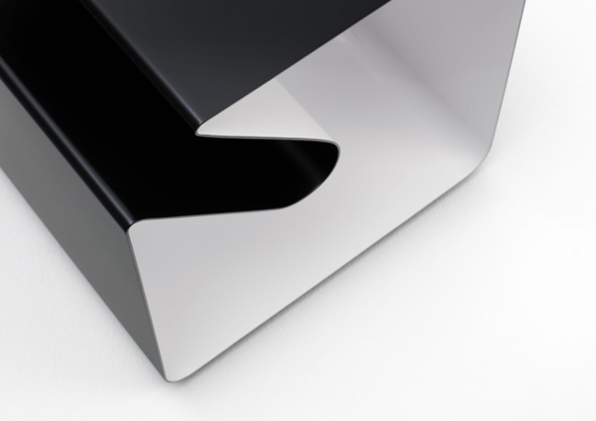 Detailaufnahme vom V44 Mobile Line Beistelltisch von Müller Möbelfabrikation in Schwarz und Silber.