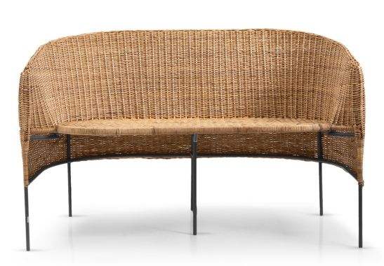 Caribe 2-Sitzer Bank aus Rattan für den Außenbereich mit schwarzem Metallgestell.