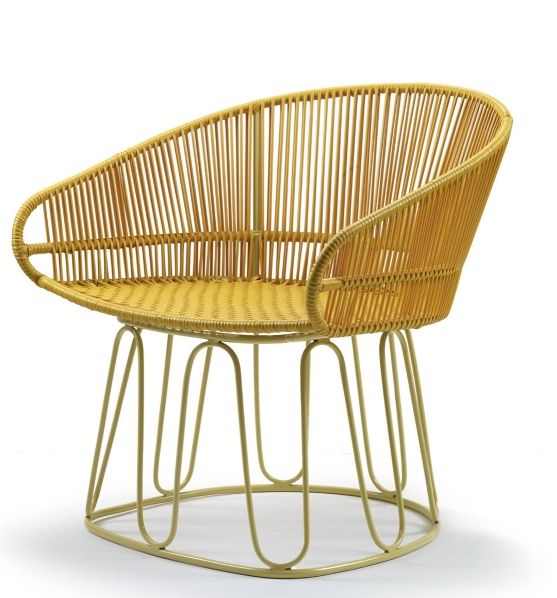 Gelber Circo Lounge Chair: Outdoor Sessel aus Rattan mit Metallgestell.