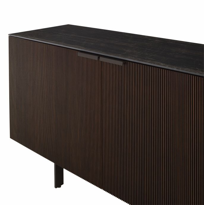 Detailansicht: Selvans Sideboard von ligne roset mit geriffelter Holzfront und dunkler Steinplatte.