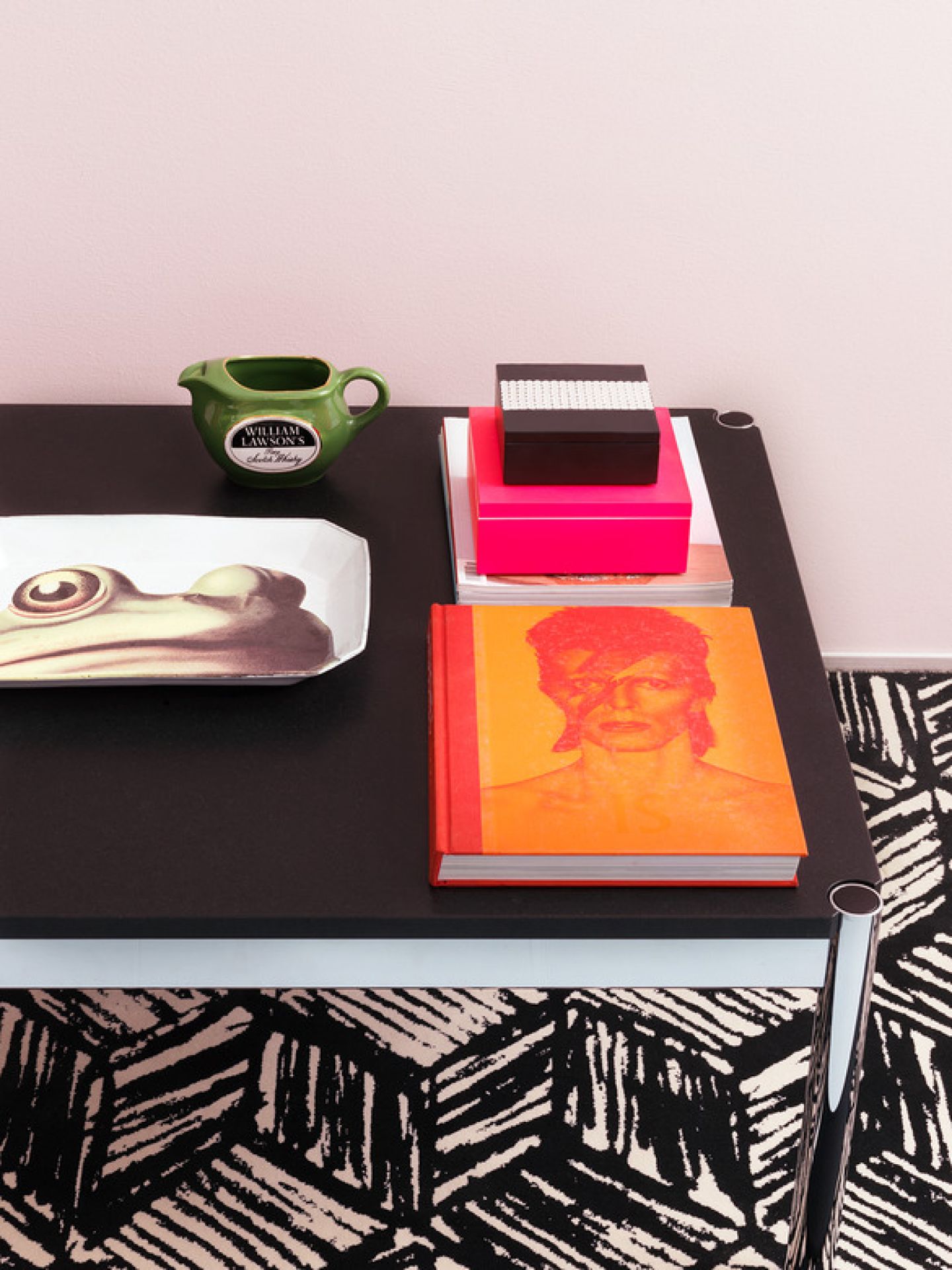 Detailaufnahme USM Haller Tisch 175x75 cm mit Linoleum nero Oberfläche und Deko-Elementen.