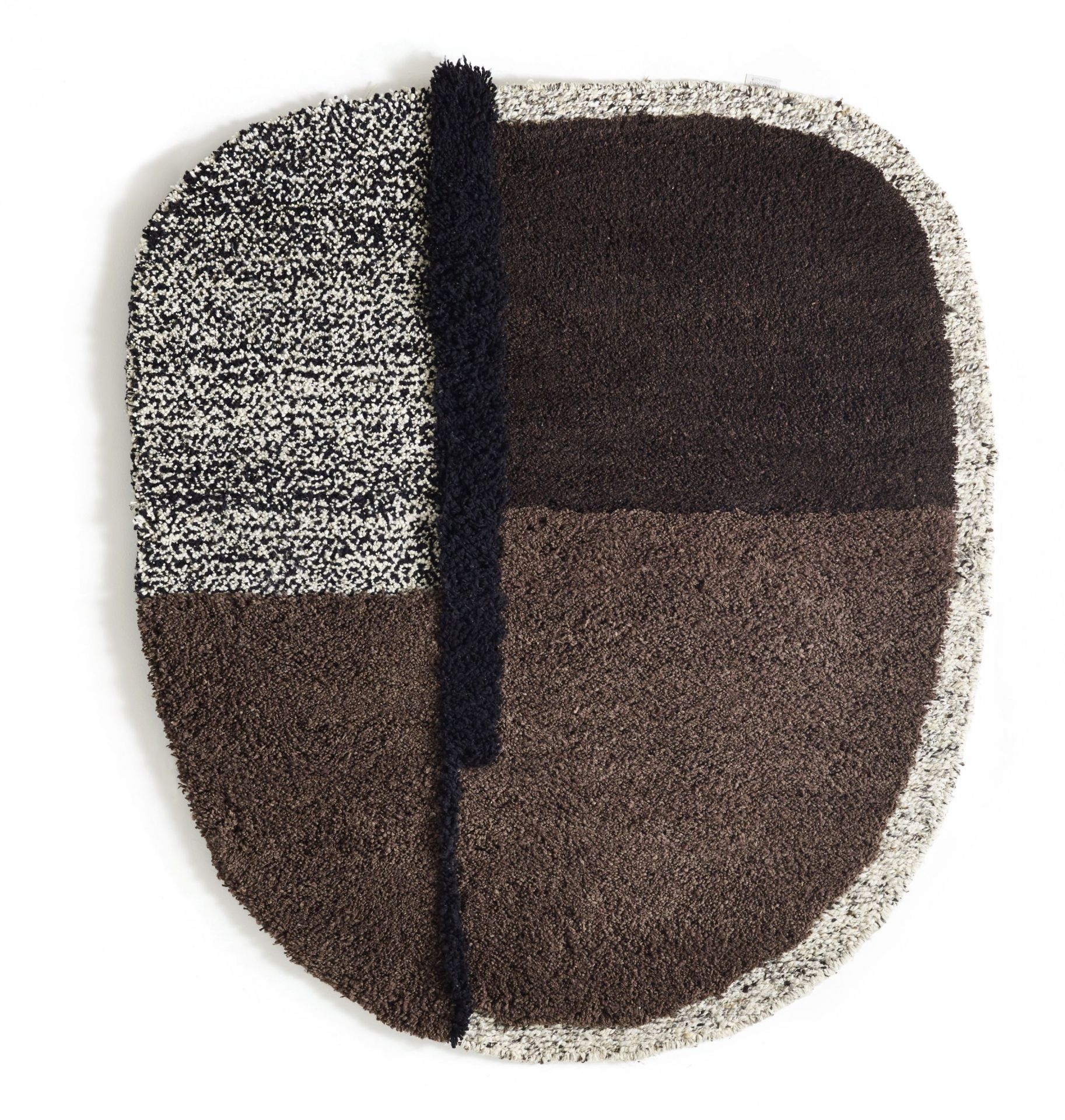 Großer, brauner Nudo Teppich von Ames mit schwarzem Streifen und melierter Umrandung.