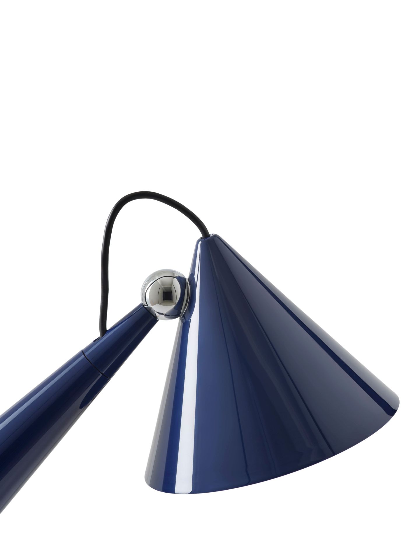 Detailaufnahme der indigo-blauen Tom Dixon Pose Task Light LED Tischleuchte mit konischem Lampenschirm.