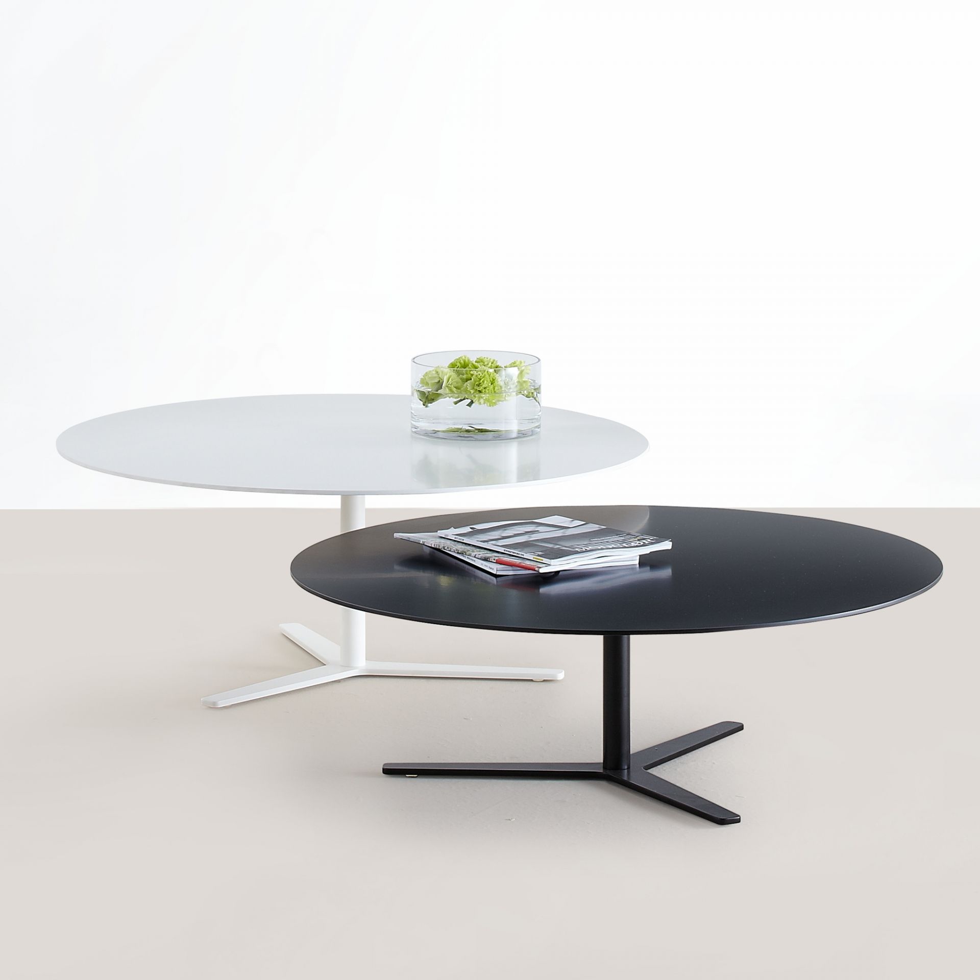 Tre90 Couchtisch von Mox, zwei runde Tische in Schwarz und Weiß mit filigranem Metallfuß.