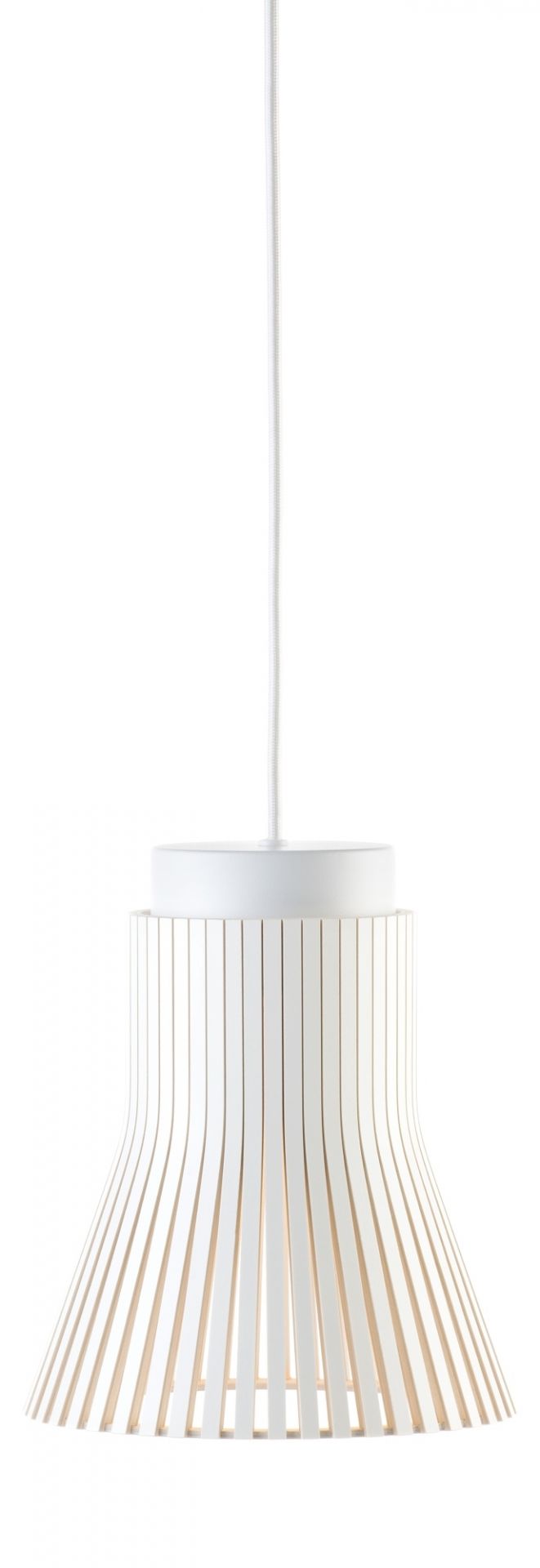 Weiße Petite 4600 Pendelleuchte von Secto Design, gefertigt aus Holzlamellen, modernes skandinavisches Design.