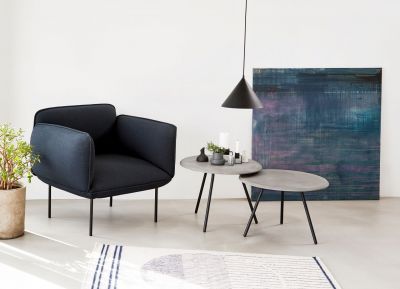 Soround Couchtisch in Charcoal neben Sessel und Deko, modernes Wohnzimmer-Interieur.