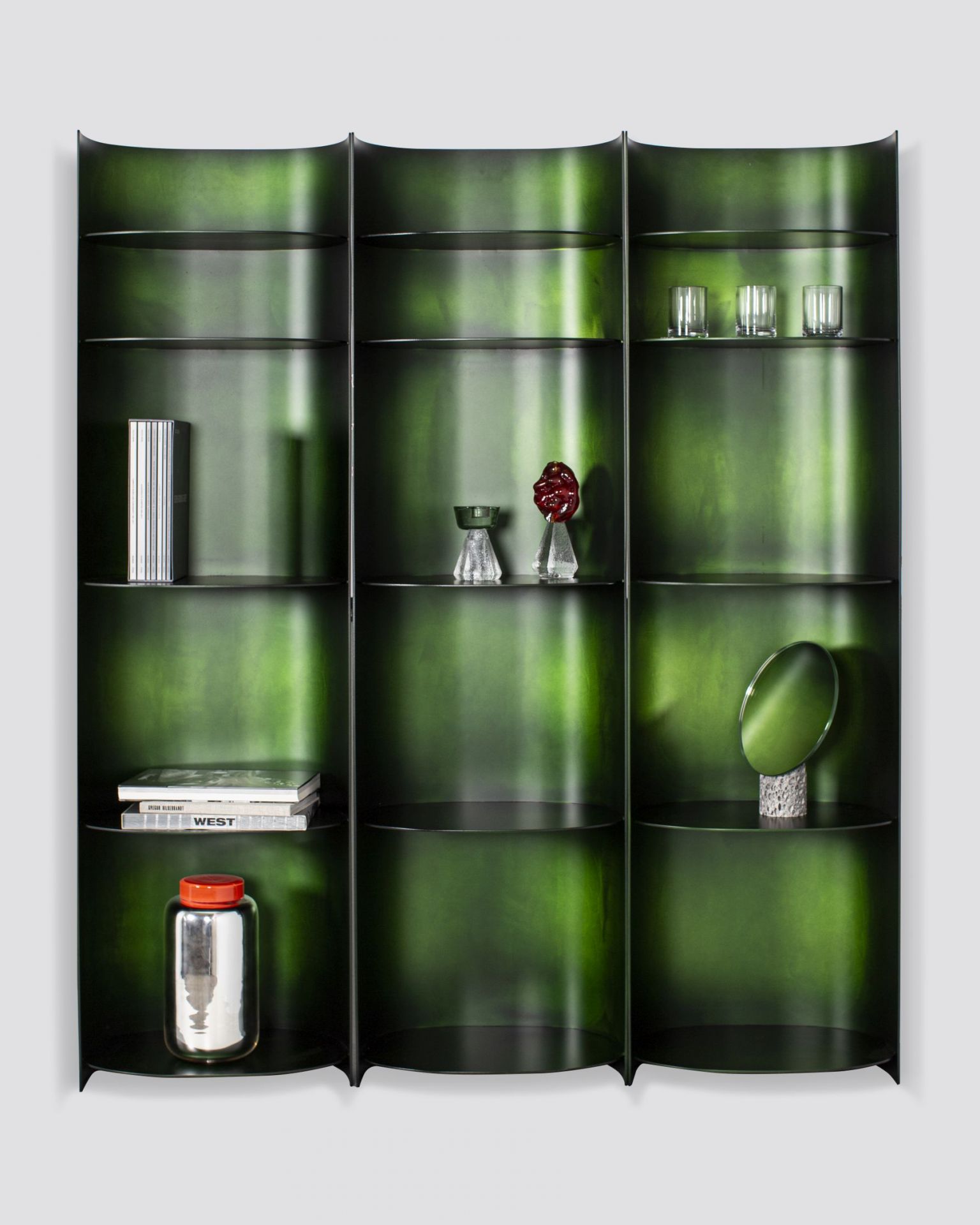 Como Regal in Fango Grün von Pulpo: Modernes Designregal mit runden Formen und Ablageflächen.