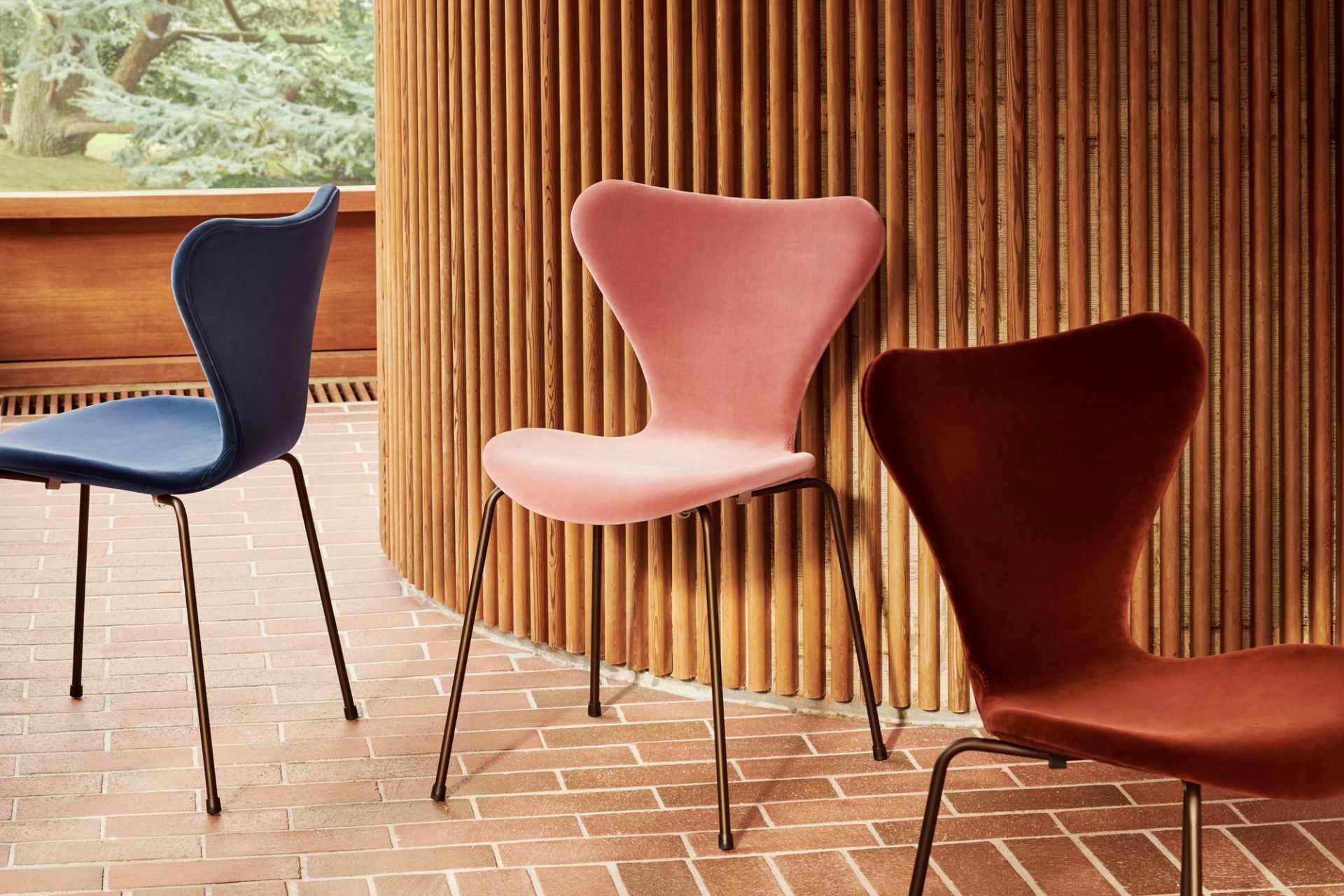Drei Series 7 Stühle von Fritz Hansen, vollgepolstert mit Samt in Blau, Rosa und Pflaume.
