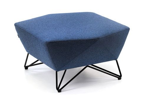 Blauer 3angle Hocker von Prostoria mit schwarzem Metallgestell, moderner Sitzhocker für Wohnzimmer.
