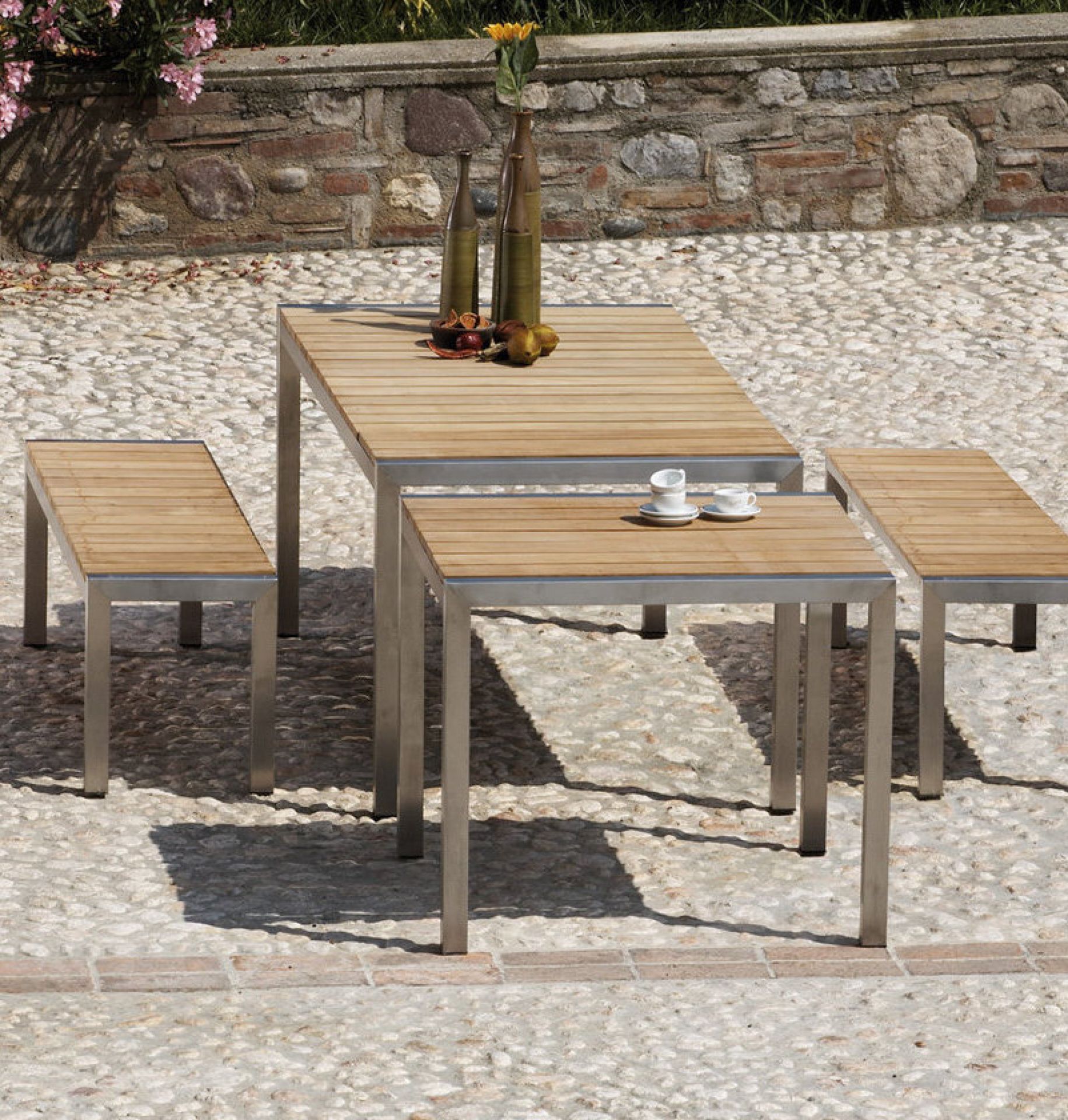 Jan Kurtz Bank: Outdoor Sitzgruppe mit Holzbänken und Tisch aus Edelstahl für Garten und Terrasse.