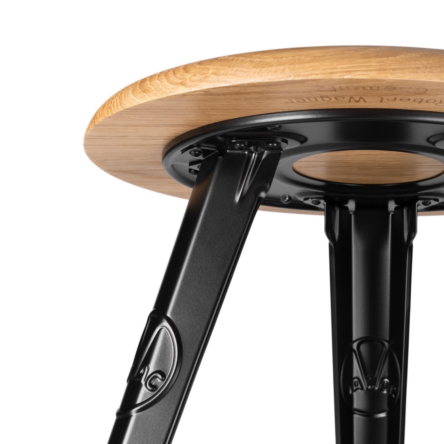 Detailaufnahme Rowac Schemel: Hocker mit Holz-Sitzfläche und schwarzem Metallgestell, Barhocker für Küche oder Bar.