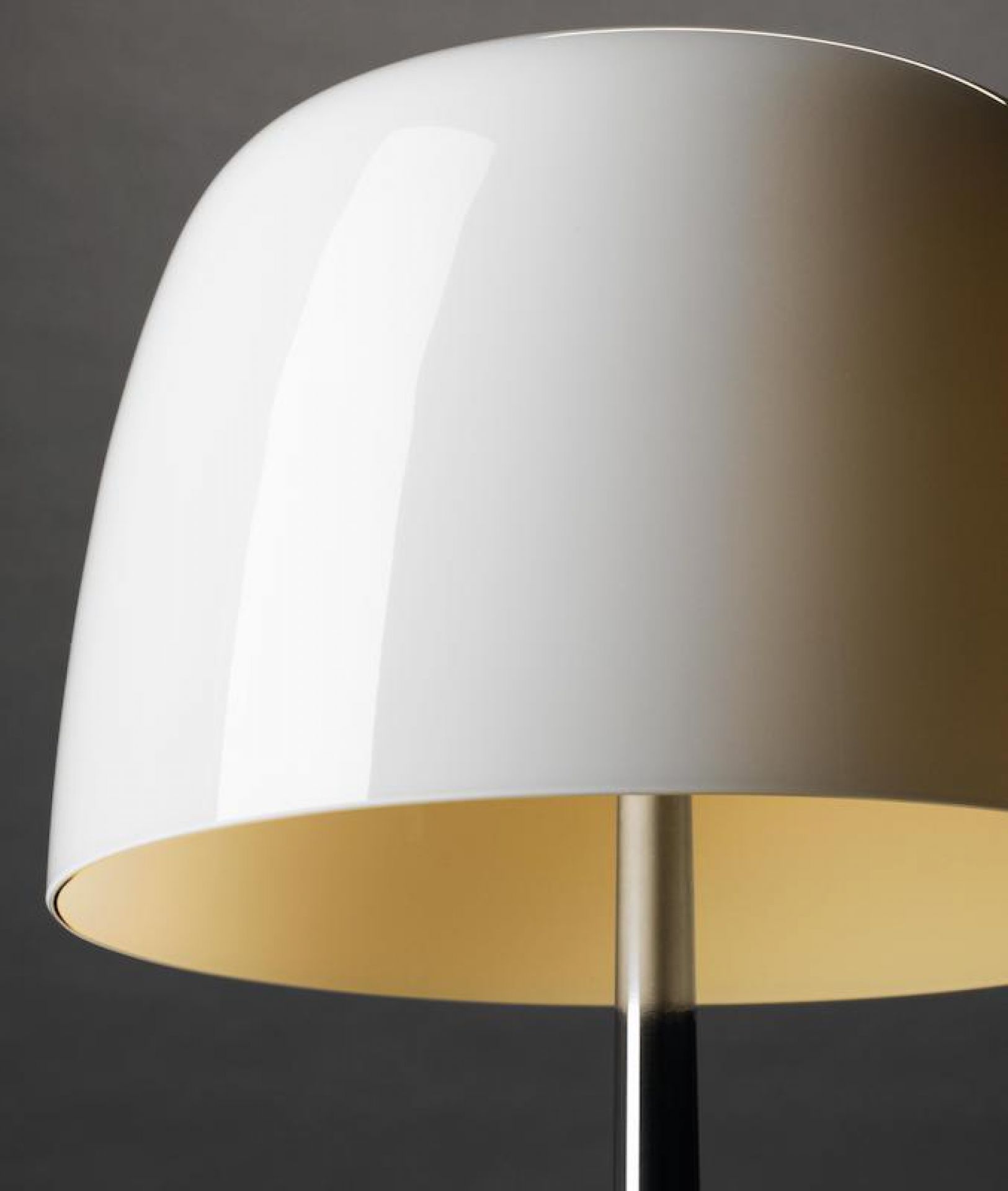 Detailaufnahme der Lumiere Tischleuchte von Foscarini mit weißem Schirm und Aluminiumfuß.