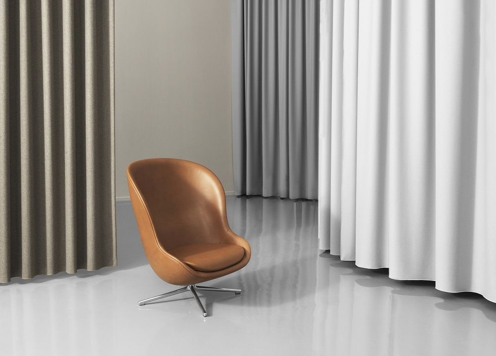 Brauner Hyg Lounge Chair von Normann Copenhagen mit Drehgestell und hoher Rückenlehne.