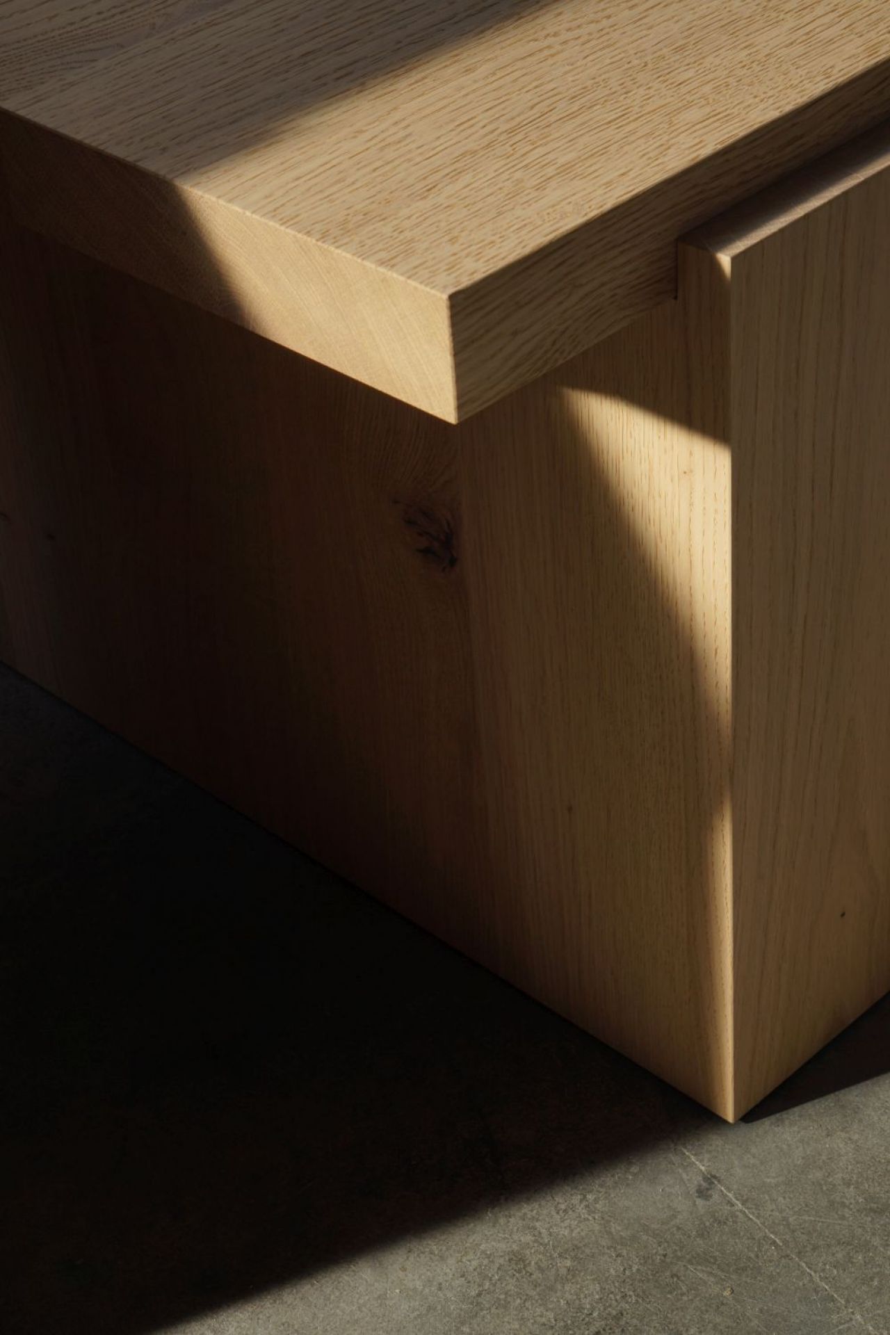 Detailaufnahme vom DT02 Tore Small Beistelltisch von e15 aus geöltem Nussbaumholz.