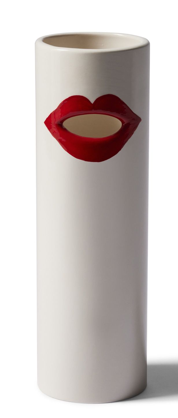 Weiße Cassina Vase "Bocca" mit rotem Lippen-Design, moderne Dekoration für Wohnzimmer und Tischdeko.