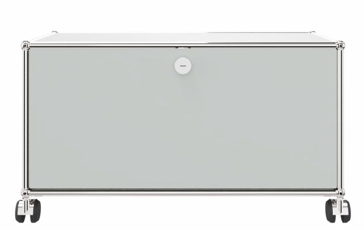USM Haller Möbel: Graues TV-Lowboard mit Rollen und verchromtem Gestell für modernes Wohnzimmer.