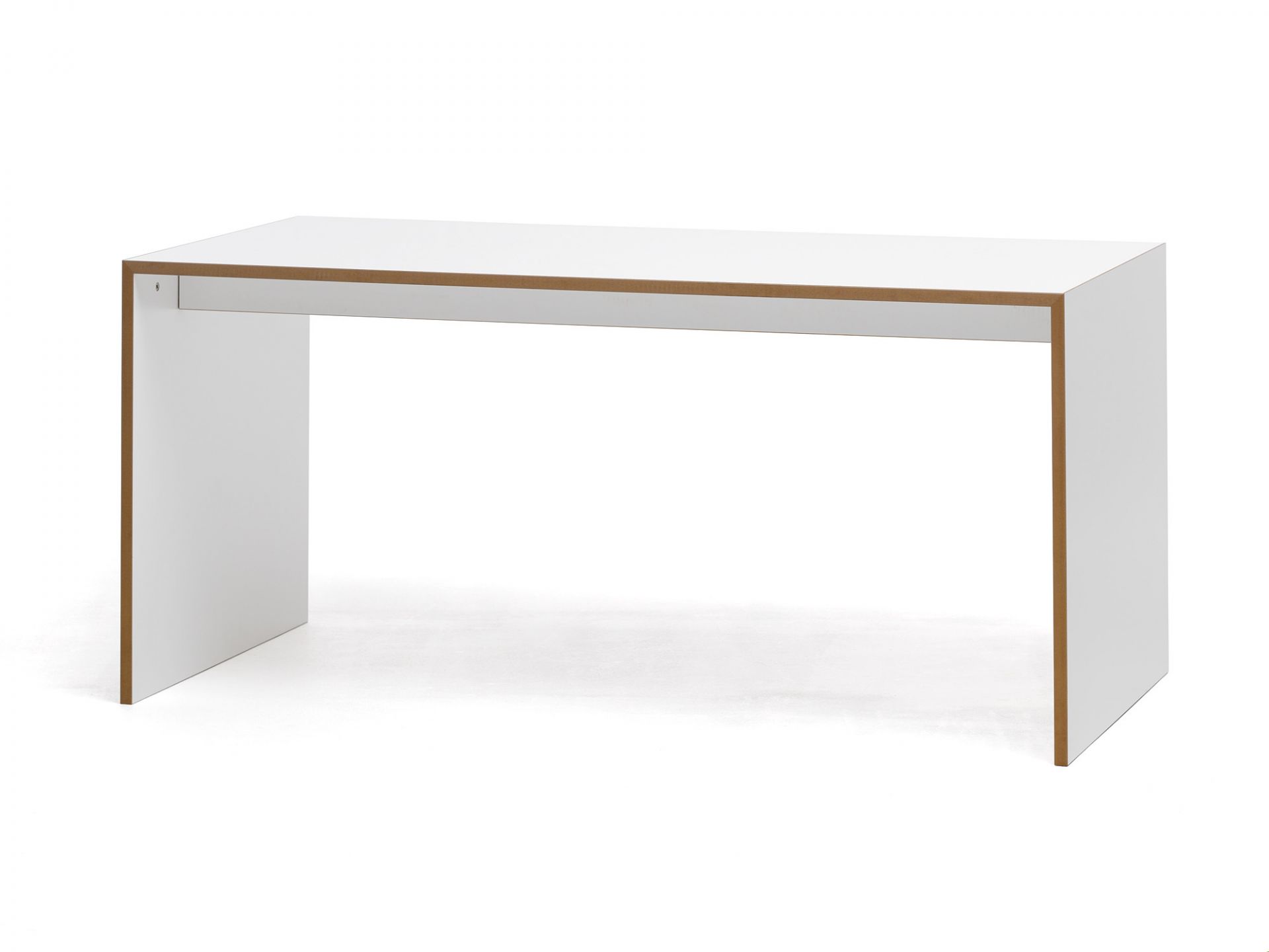 Weißer Tojo Tisch mit minimalistischem Design und braunen Kanten für Büro und Arbeitszimmer.