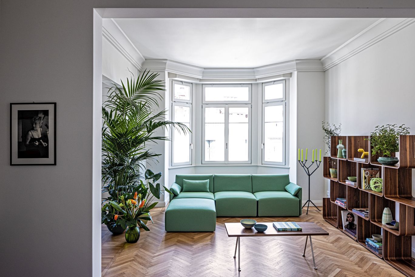 Elysée Regal: Wohnzimmer mit modernem Bücherregal aus Eiche, schwarz lackiert, von Magis.