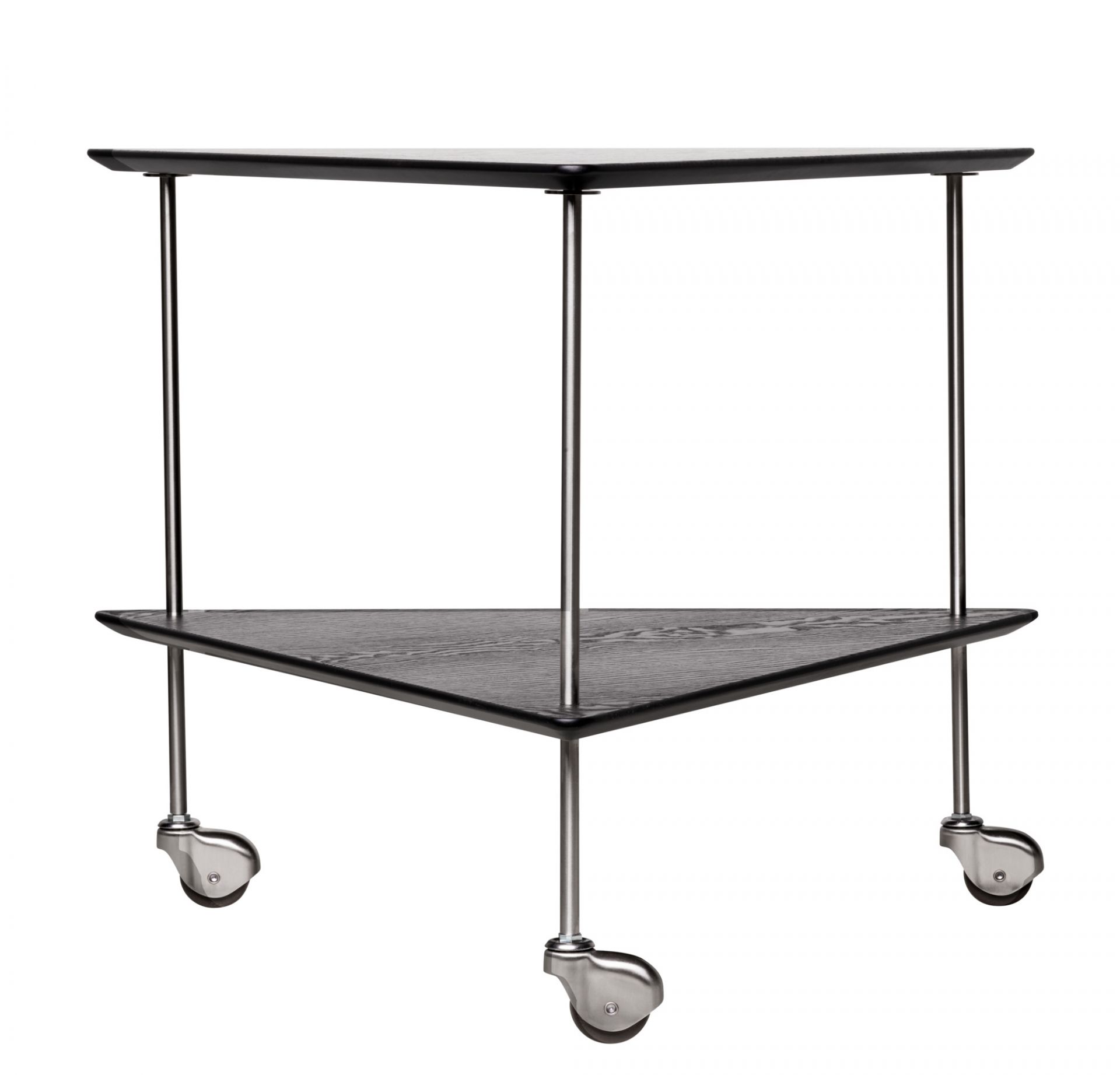 AJ Trolley Beistelltisch von Fritz Hansen: Schwarzer, dreieckiger Rollwagen mit zwei Ebenen und silbernen Rollen.