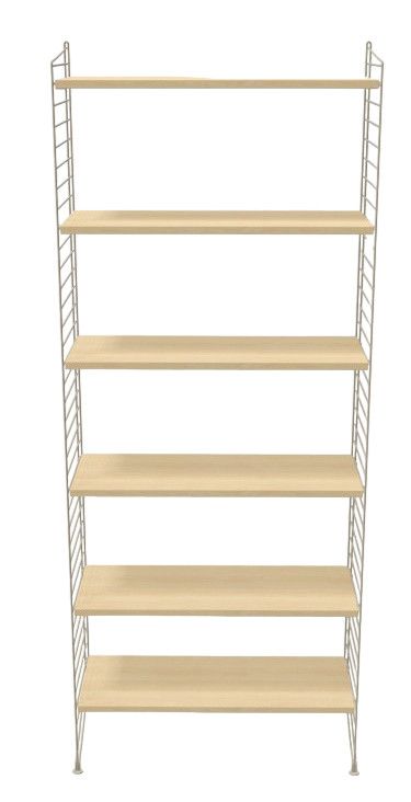 Wohnzimmer String Furniture Regal mit sechs hellen Holzregalböden und weißen Seitenteilen.