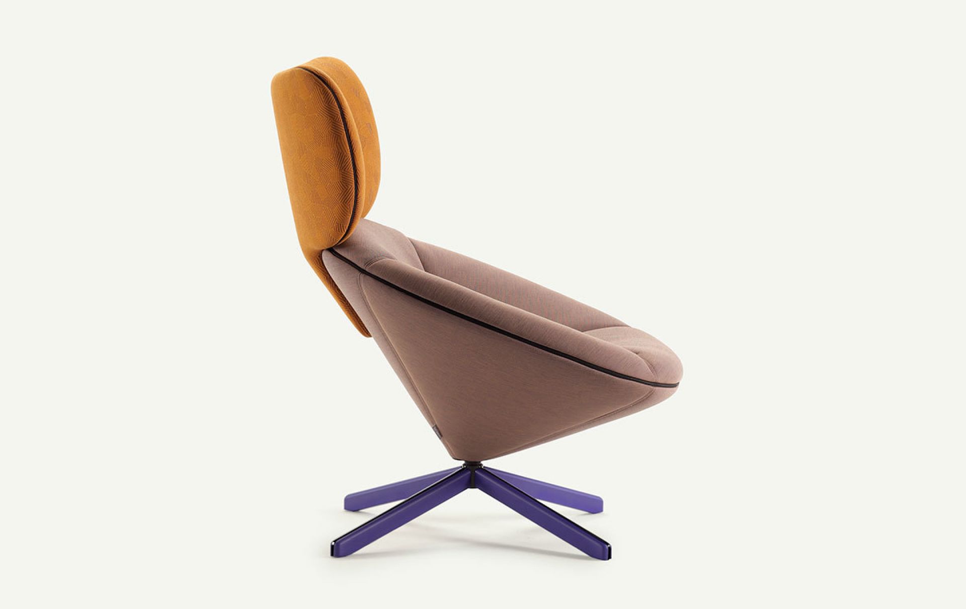 Tortuga Sessel von Sancal, moderner Lounge Sessel in Braun und Orange mit lila Fußkreuz.