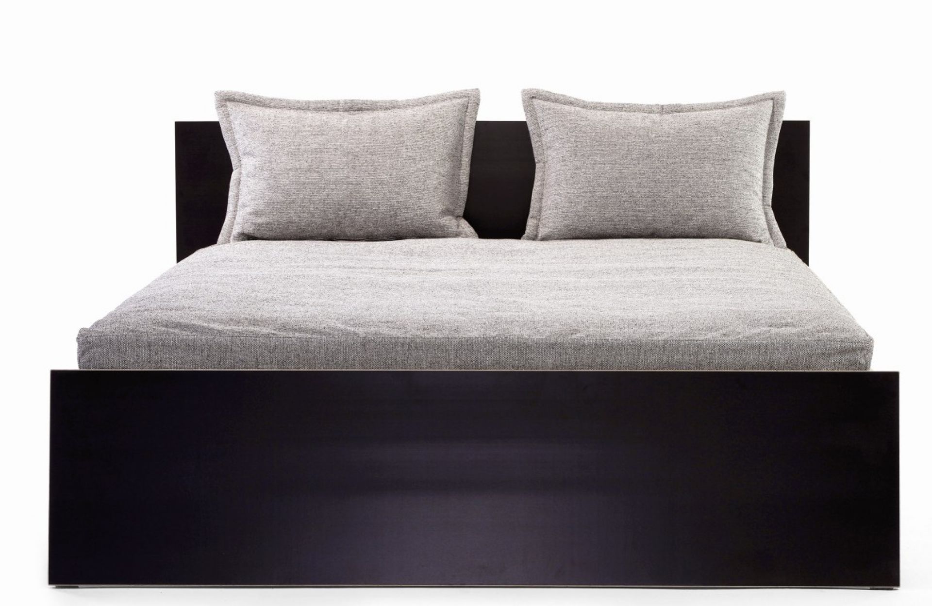 Stockholm Bett von Richard Lampert, Birke Multiplex, hohes Kopfteil, schwarz, 160 cm breit.