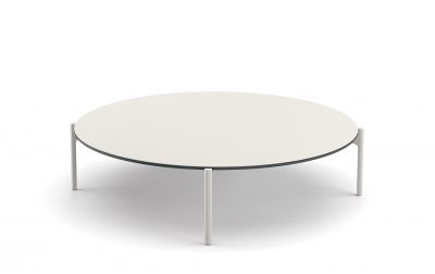 Izon Kaffeetisch von Dedon, runde Tischplatte in Weiß mit filigranem, weißem Untergestell.