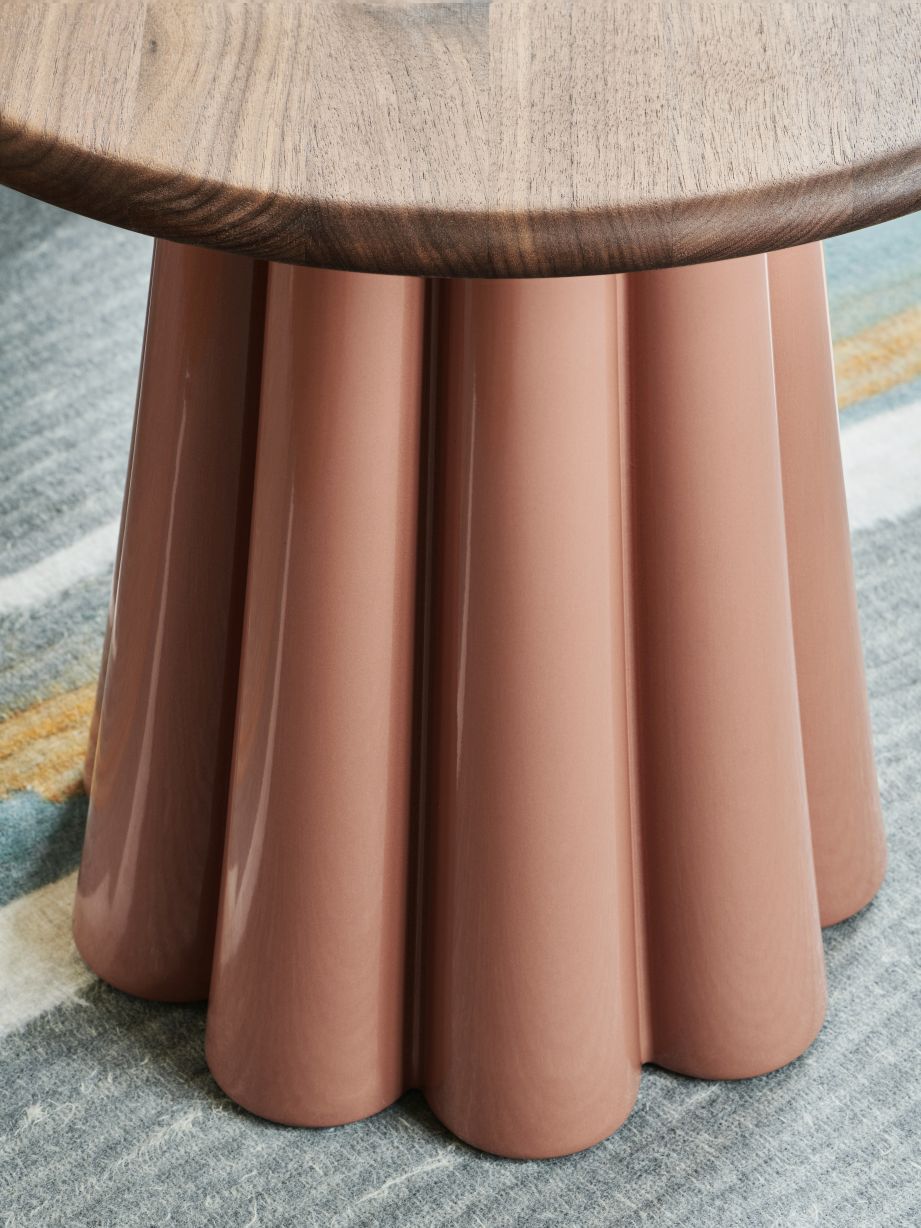 Detailansicht: Bromo Beistelltisch mit Holzplatte und rosafarbenem, geriffeltem Sockel. Moderner Beistelltisch für Wohnzimmer.
