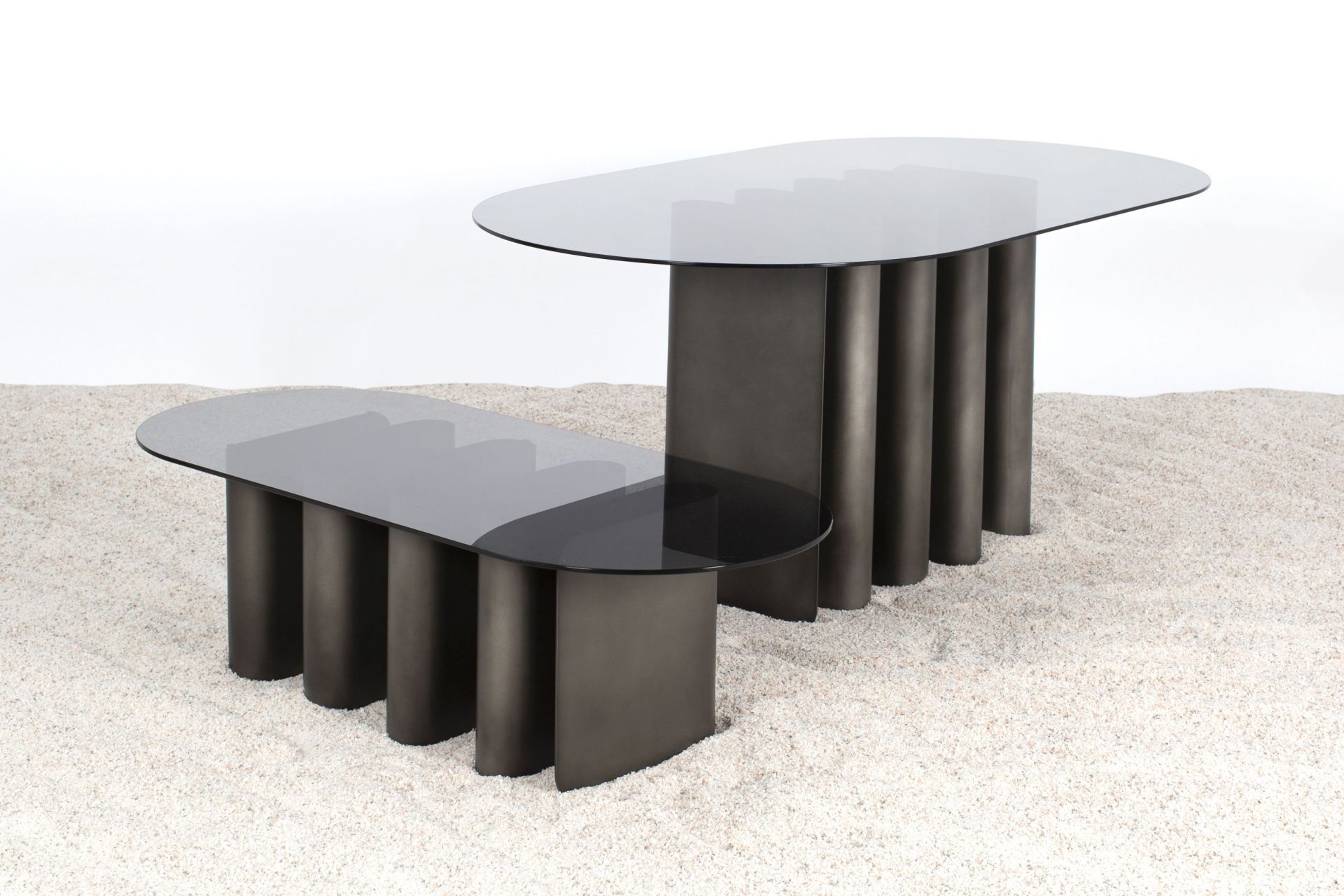 Tavolino2 Beistelltisch von Pulpo, moderner Couchtisch mit Glasplatte und zylinderförmigen Beinen in Anthrazit.