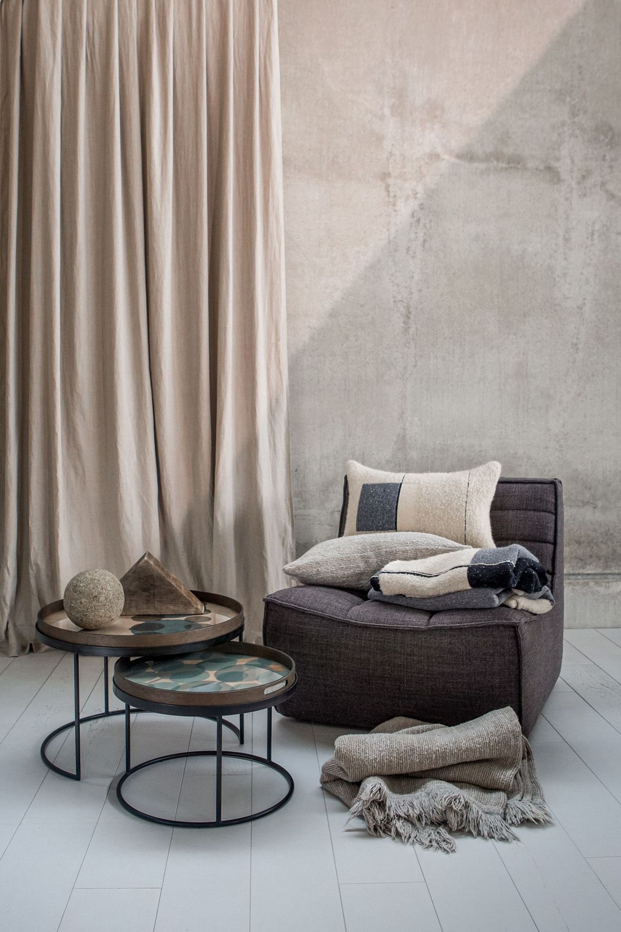 Ethnicraft Couchtisch 2er Set, schwarz, rund, mit dekorativer Tischplatte und minimalistischem Design.