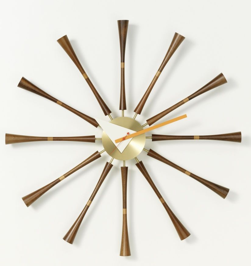 Vitra Spindle Clock Wanduhr aus Holz und Messing, modernes Design für Wohnzimmer.
