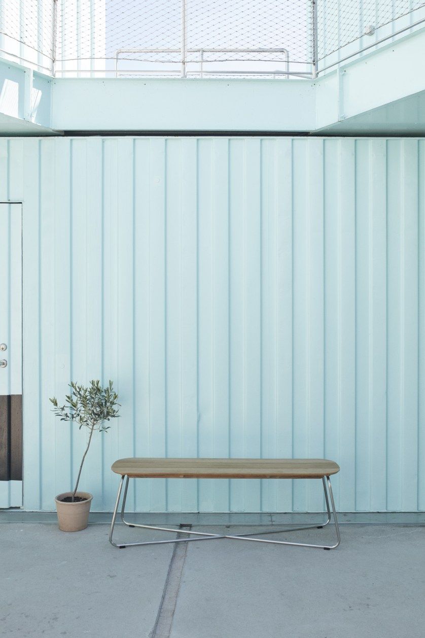 Lilium Bank von Skagerak by Fritz Hansen: Holzbank mit Metallgestell für den Außenbereich.