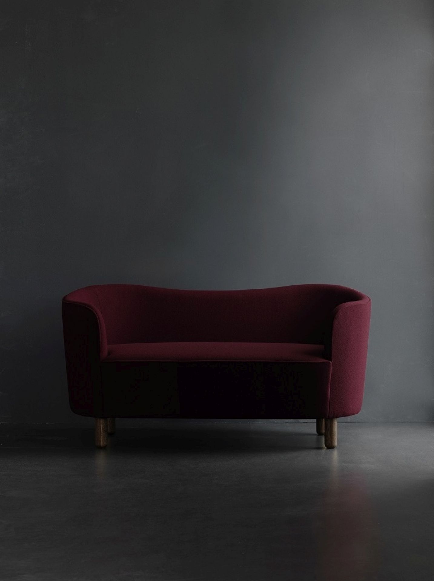 Burgunderrotes Mingle Sofa mit zwei Sitzen von Audo, modernes Design mit Holzfüßen.