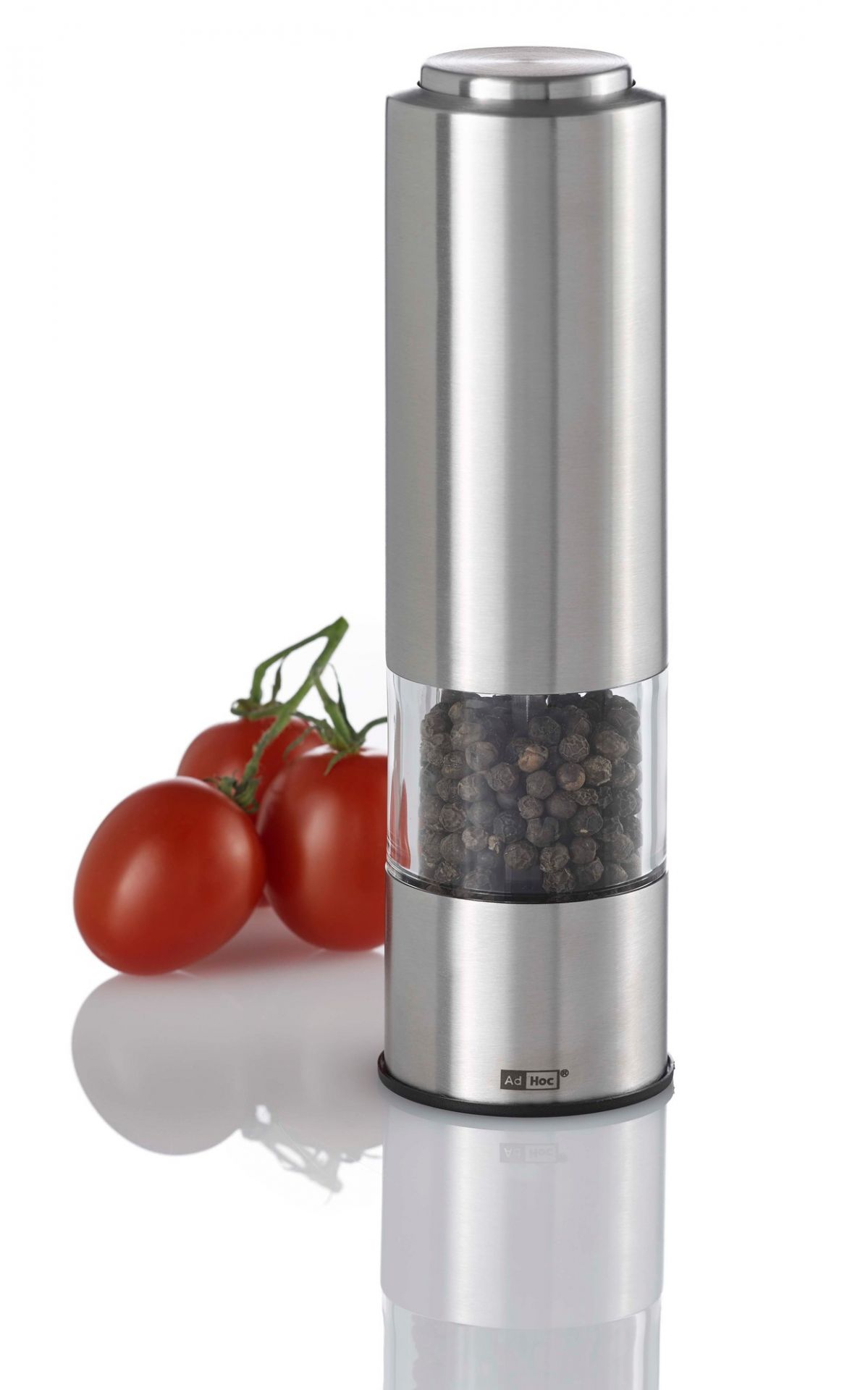 AdHoc Pepmatik elektrische Pfeffermühle aus Edelstahl mit Pfefferkörnern und Tomaten.