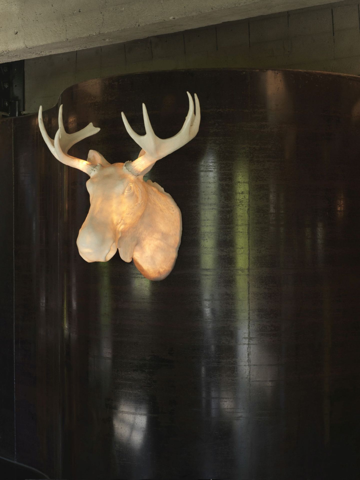 Moo Wandleuchte: Elchkopf-Design mit Geweih, moderne Wandlampe für stimmungsvolle Beleuchtung im Innenbereich.