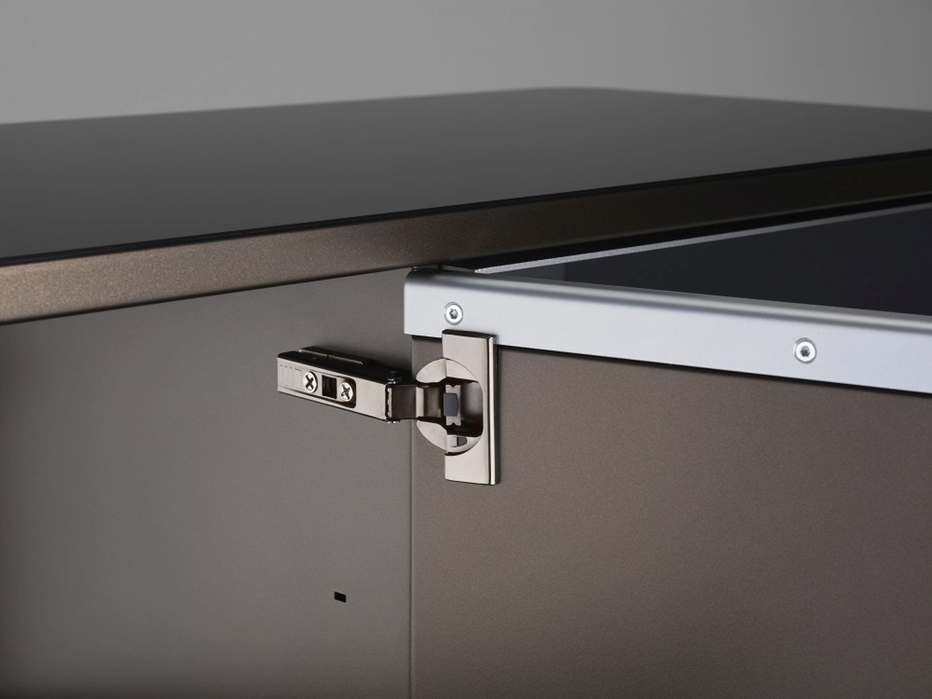 Detailansicht: Dunkelbronze Sideboard von Müller Möbelfabrikation, Scharnier und Schubladenelement. Hochwertige Verarbeitung für modernes Wohnen.