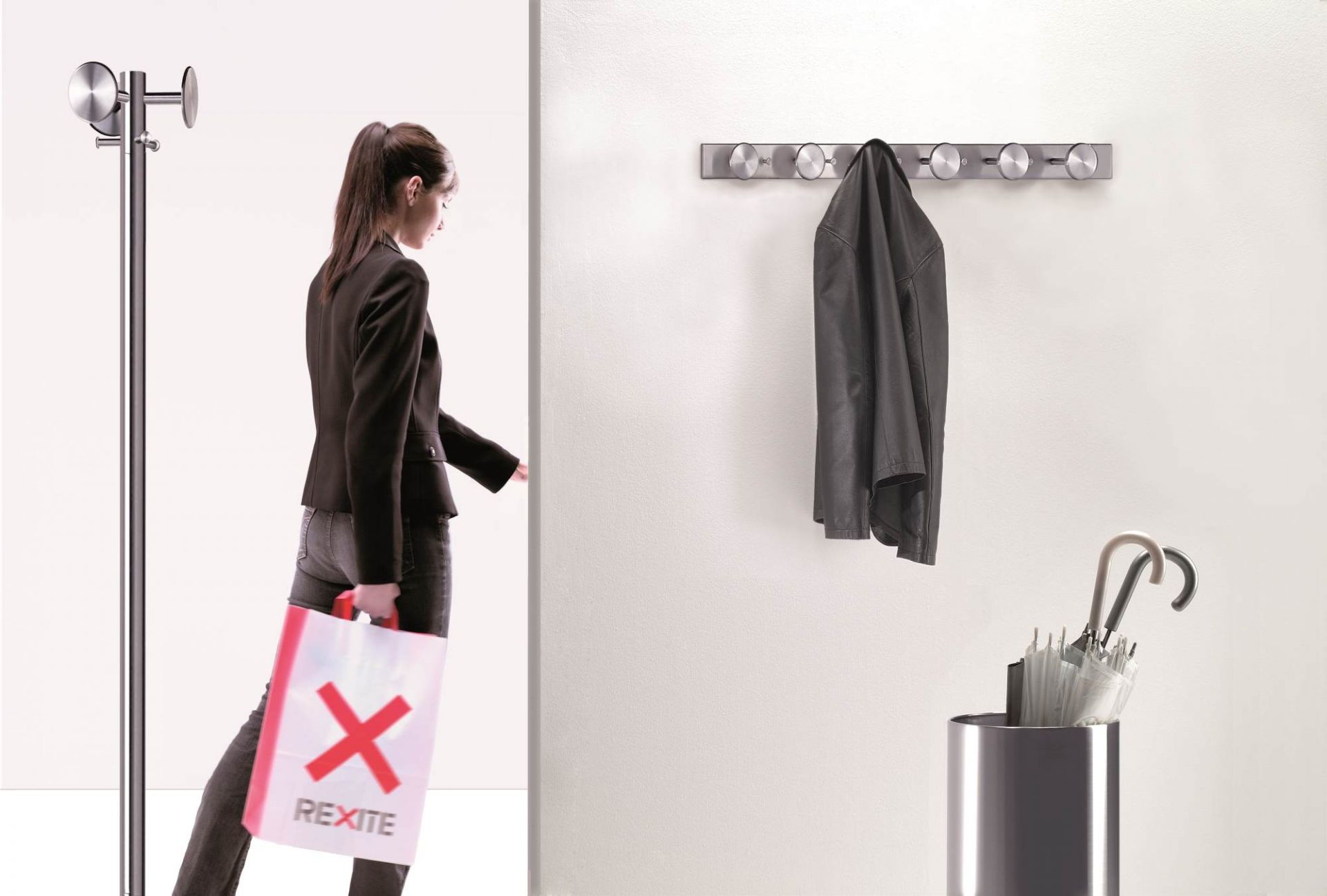Nox Papierkorb/Schirmständer von Rexite: Silberner, hoher Behälter mit Regenschirmen, daneben eine Frau mit Rexite-Tasche.