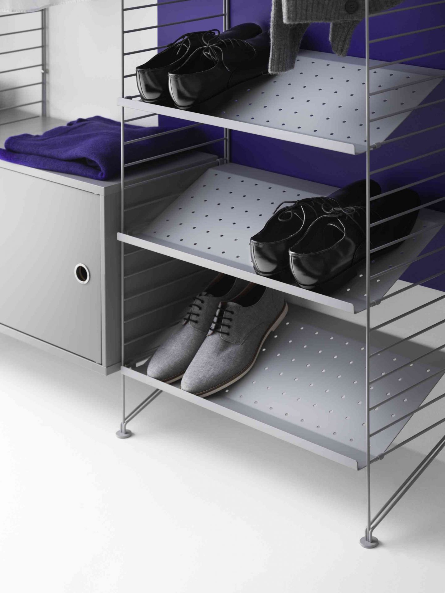Flur String Furniture Regalsystem mit Schuhen und Kleidung, modernes skandinavisches Design für die Garderobe.