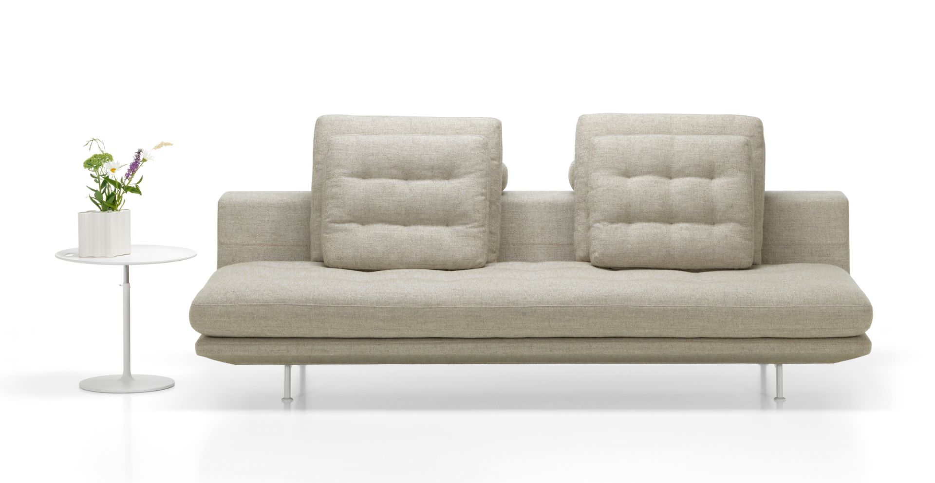 Beige Vitra Grand Sofa 3-Sitzer mit Kissen und kleinem Tisch, moderne Wohnzimmermöbel.