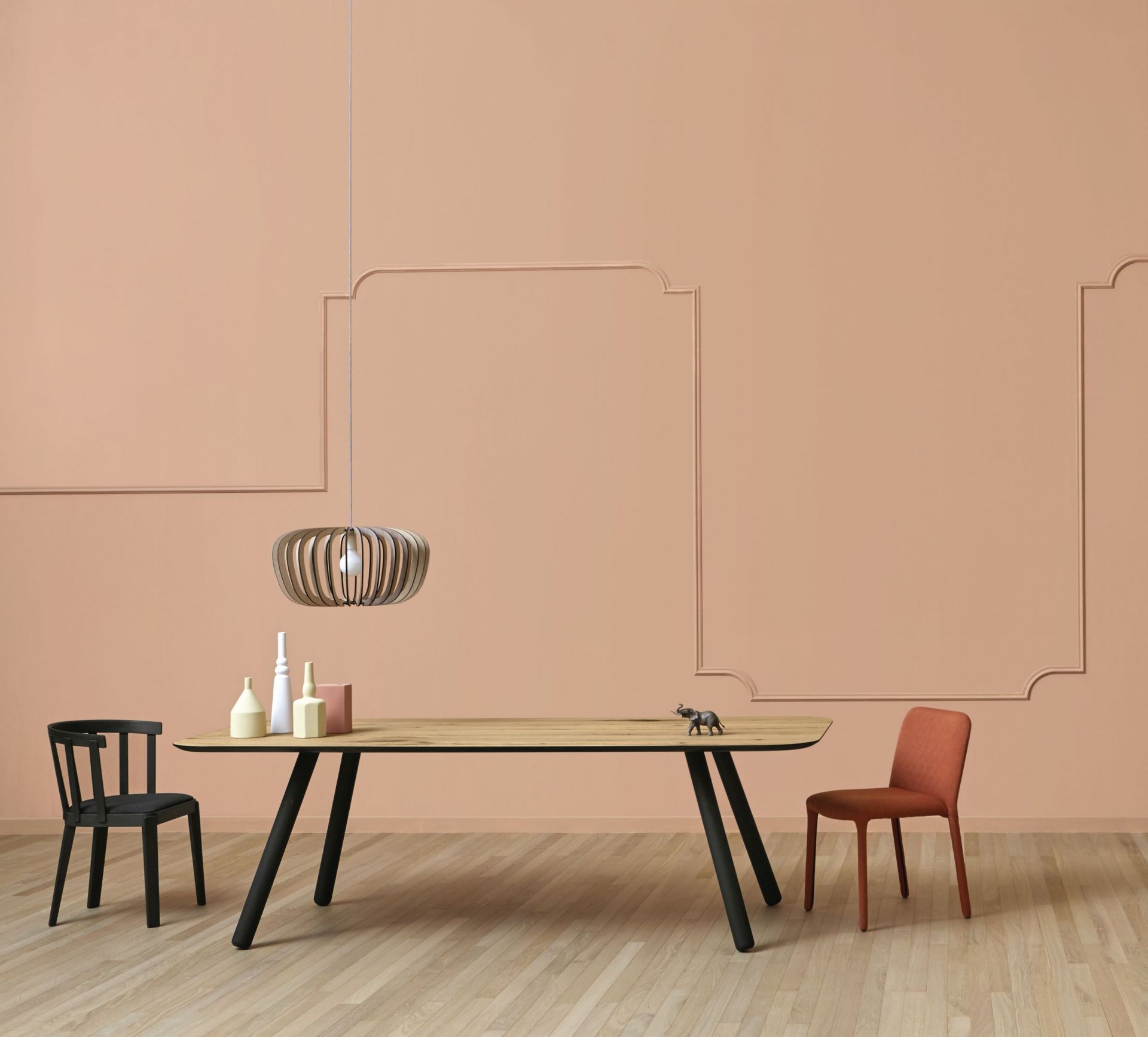 Esstisch mit Pixie Tischbeinen in Schwarz von Miniforms, Länge 240 cm, im modernen Interieur.