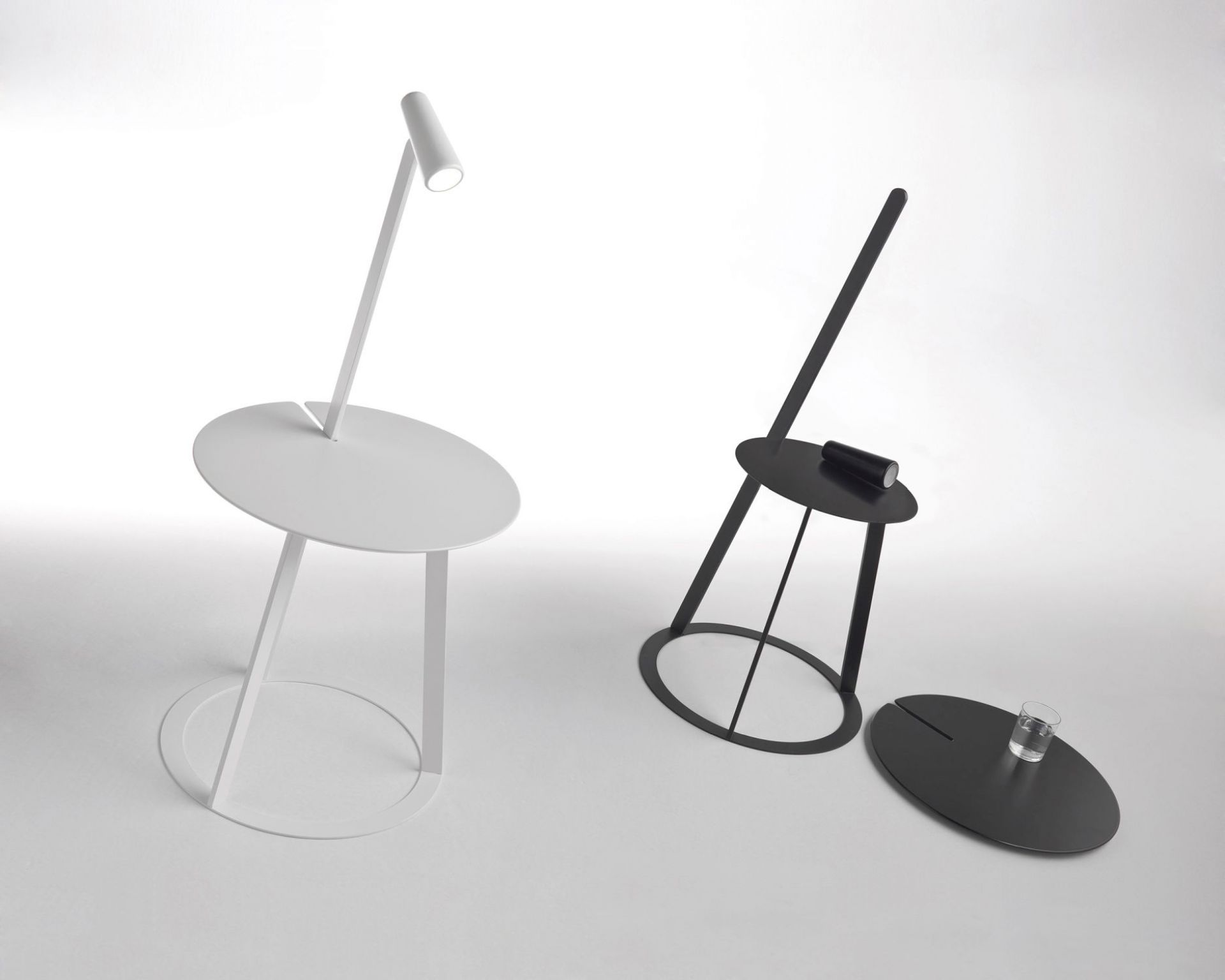 Albino Torcia Beistelltisch von Casamania Horm in Weiß und Schwarz, modernes Design.