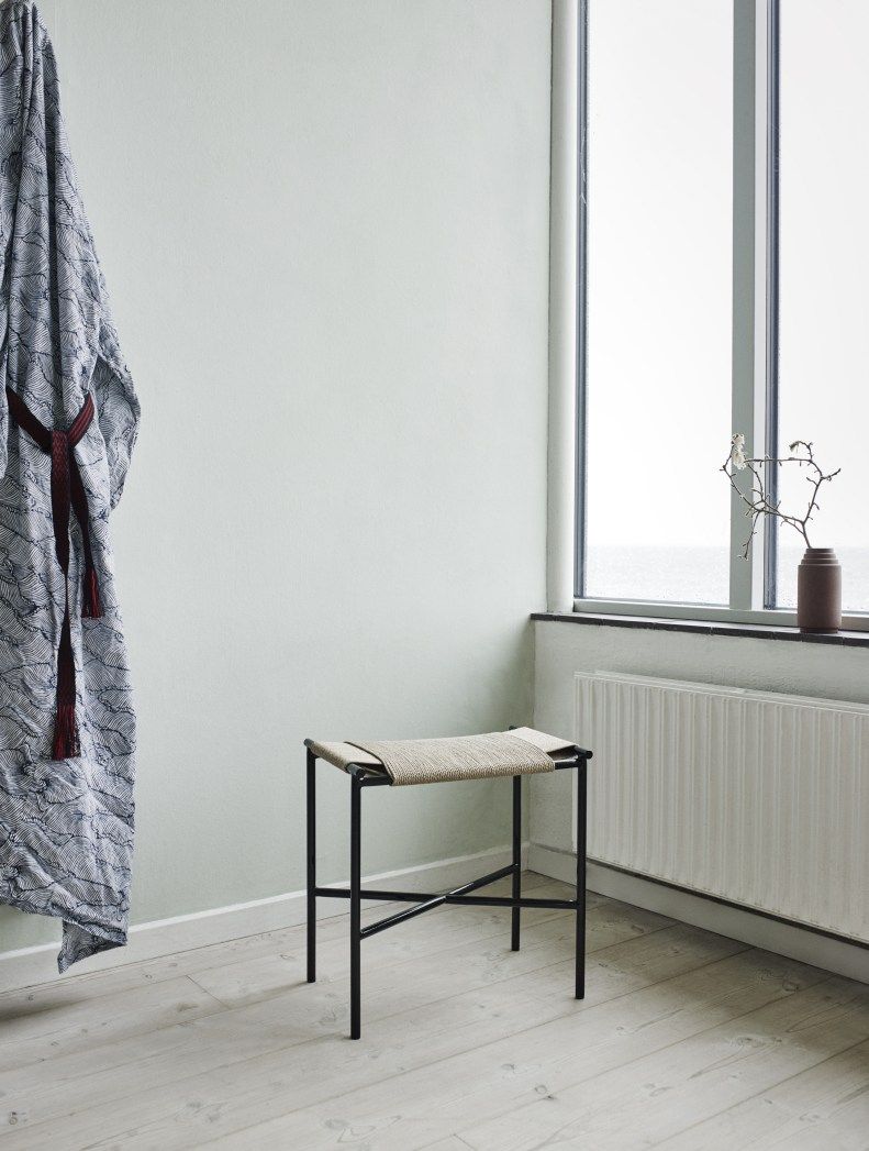 Vent Hocker von Skagerak by Fritz Hansen, minimalistisches Design mit schwarzem Gestell und Webstoff-Sitzfläche.