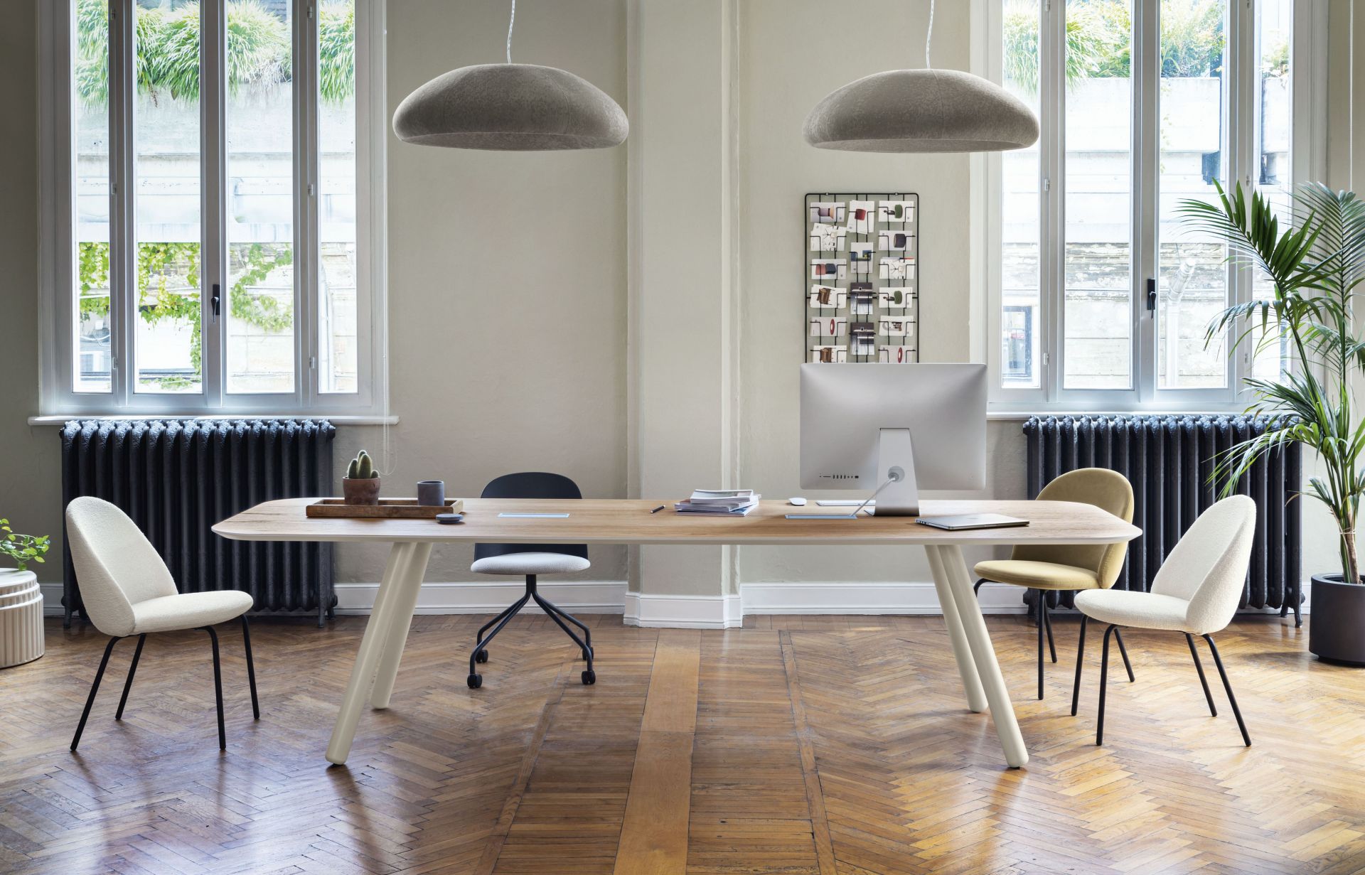 Büro mit hellem Holztisch und weißen Pixie Tischbeinen von Miniforms, Länge 240 cm.