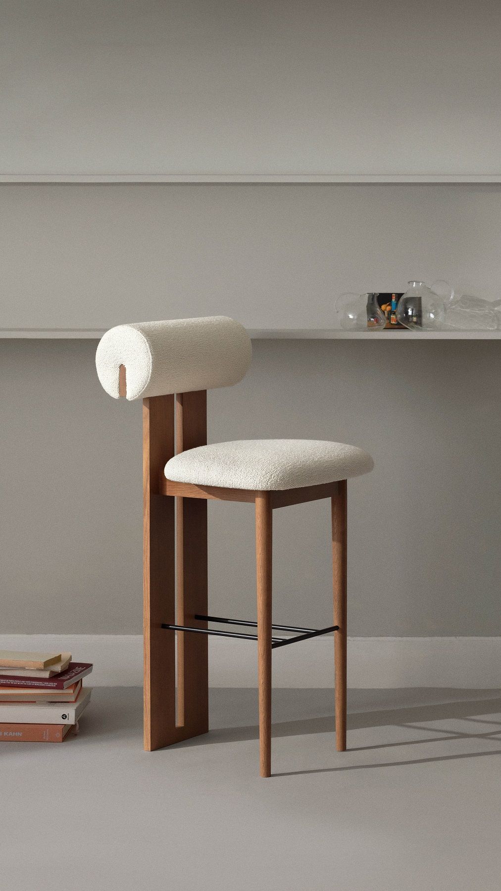 Hippo Counter Barhocker von NORR11, niedriger Hocker mit Holzgestell und Stoffbezug.