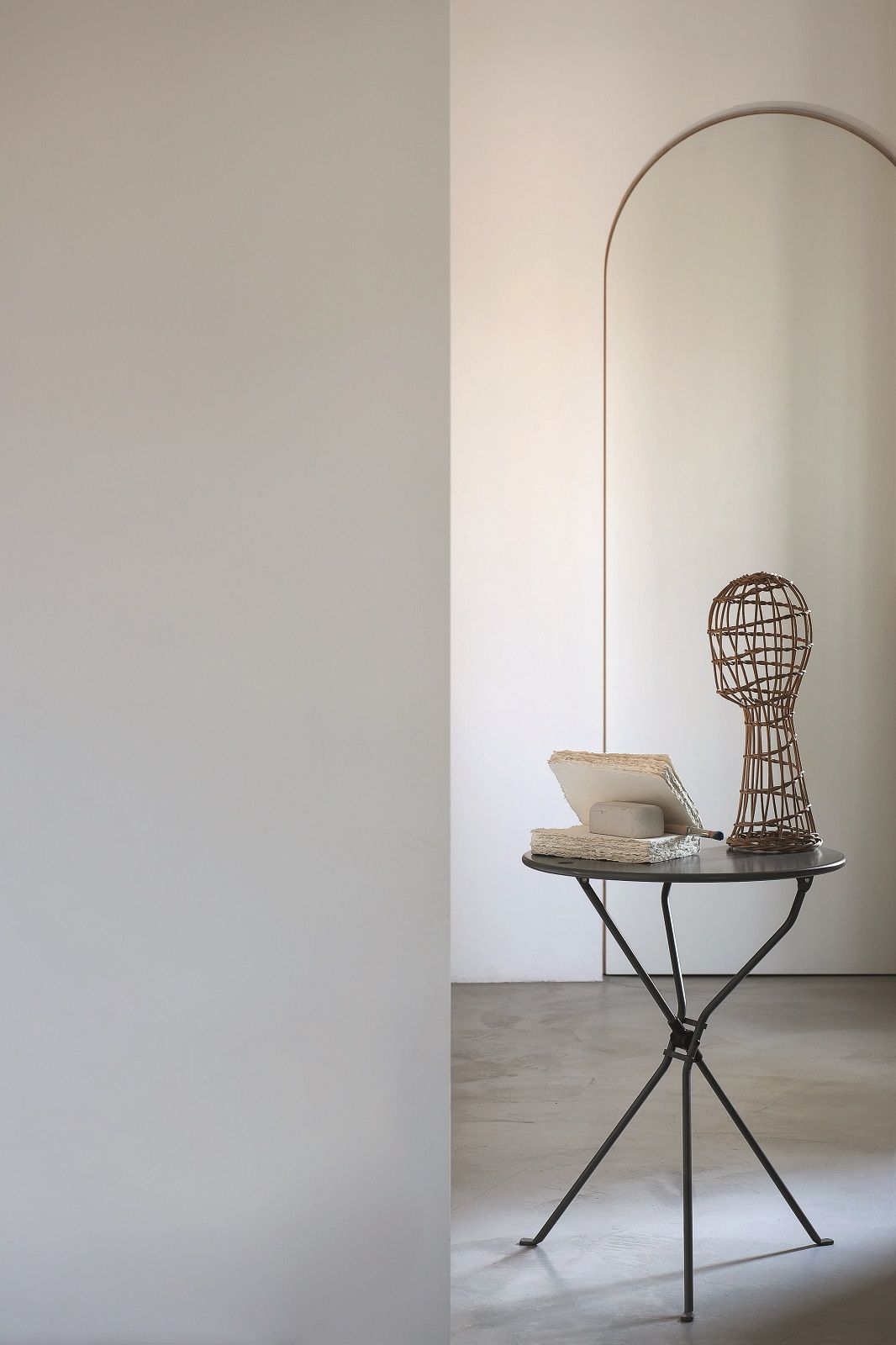 Schwarzer Cumano Klapptisch von Zanotta mit Deko-Objekten in minimalistischem Interieur. Design Tisch für Wohnzimmer.