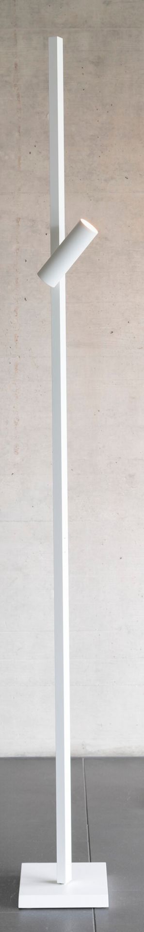 Weiße Zen X Stehleuchte von Steve Lechot Luminaires, minimalistisches Design mit zylinderförmigem Leuchtenkopf und quadratischem Fuß.